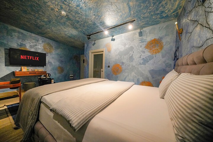 Room 143 of 244