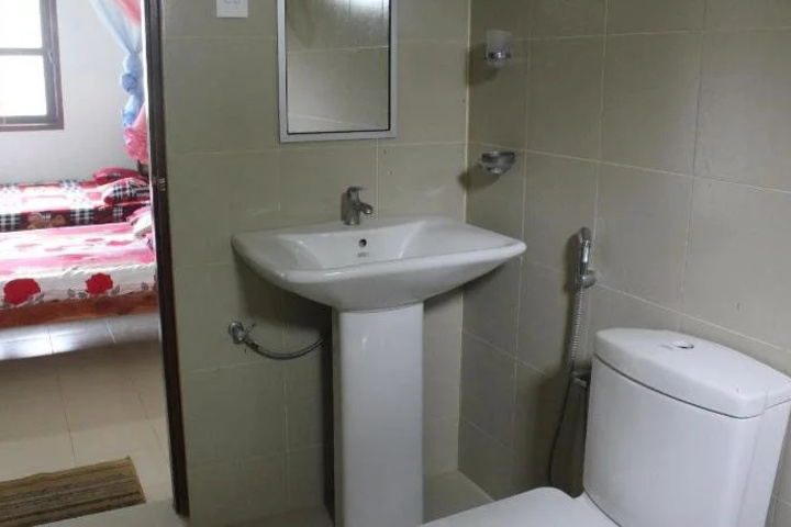 Room 6 of 12