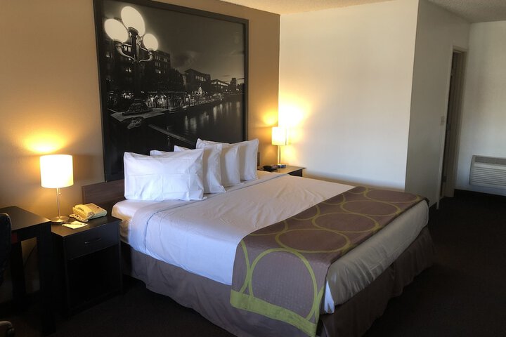 Room 9 of 32