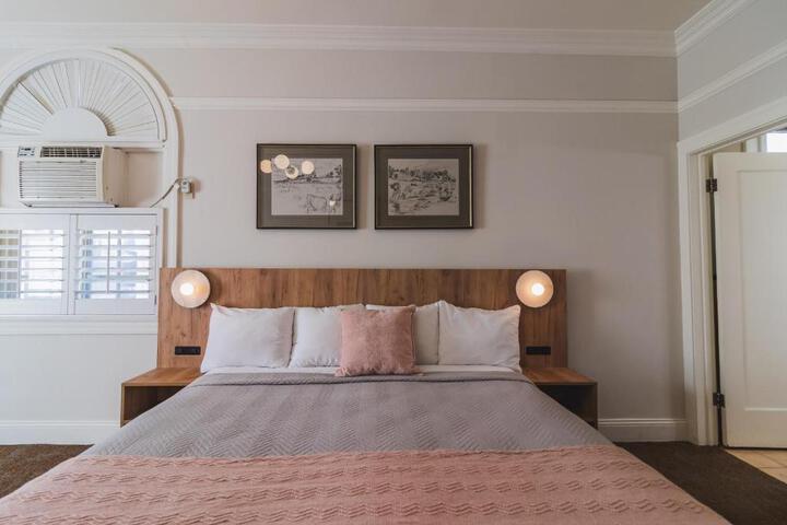 1 King Bed (12 of 16)