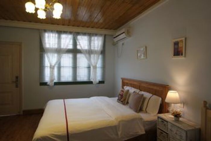 Room 4 of 16