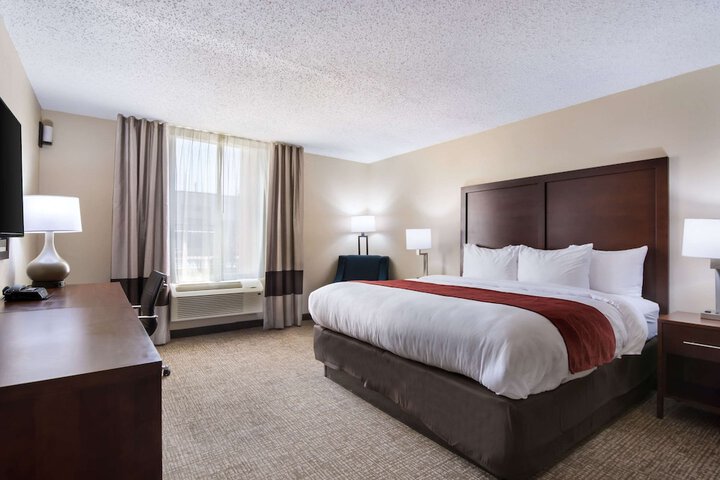 1 King Bed (2 of 19)