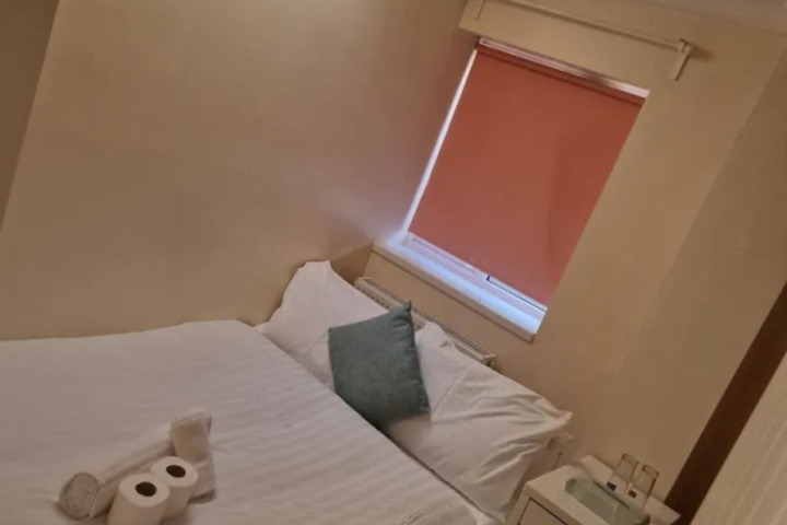 Room 4 of 17