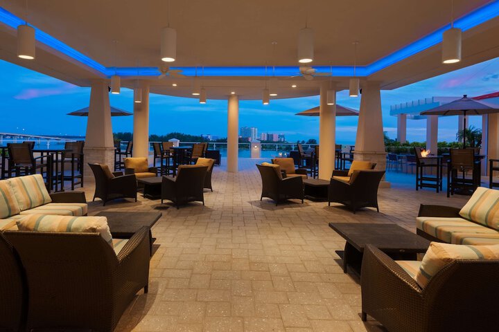 Lounge 54 of 68