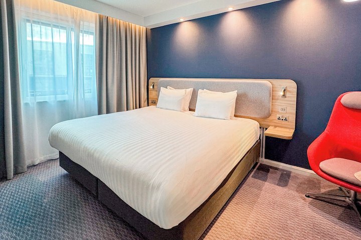 Room 13 of 80