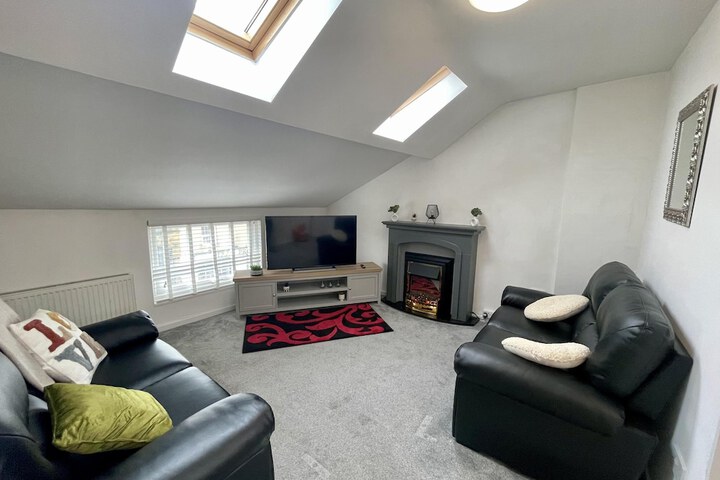 Impeccable 2-bed Apartment in Scarborough Image 8
