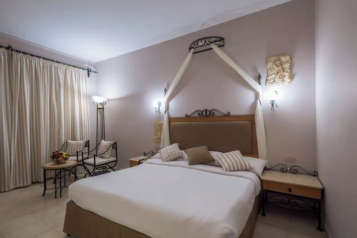 Room 6 of 140