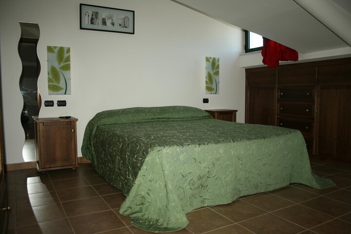 Room 11 of 32