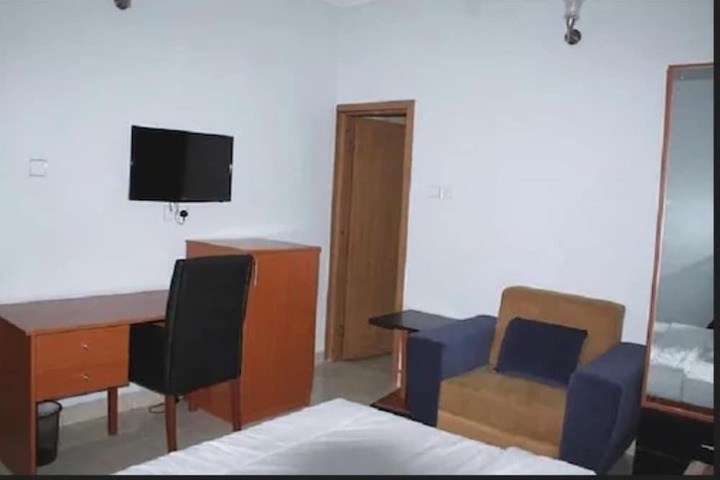 Room 3 of 10