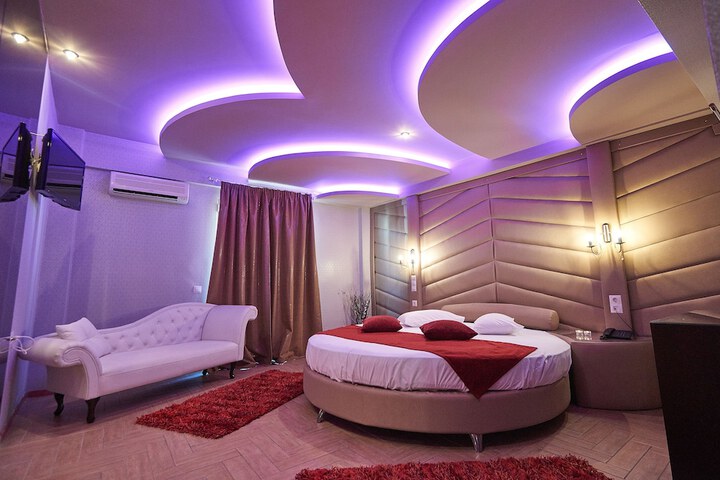 Room 6 of 33