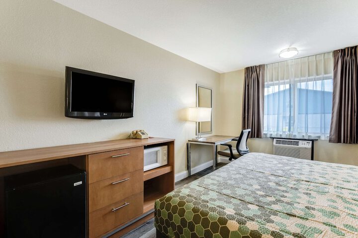 1 King Bed (5 of 8)
