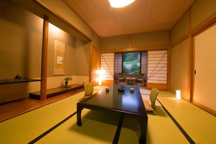 Room 8 of 80