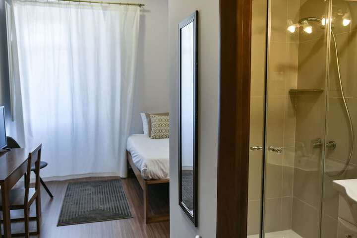 Room 32 of 80