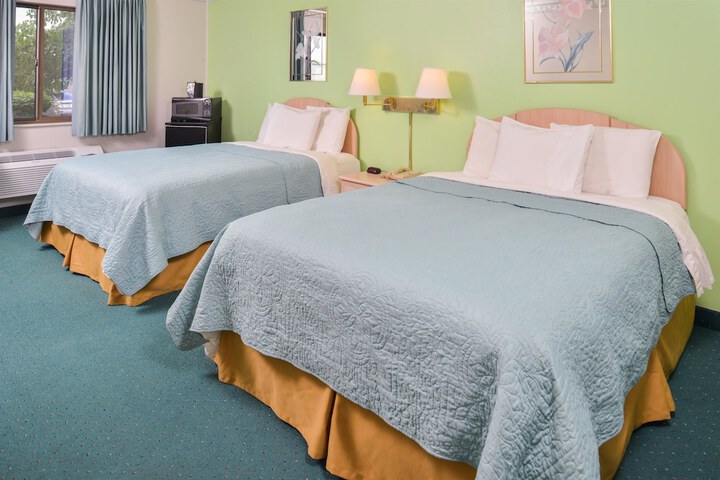 2 Queen Beds (1 of 6)