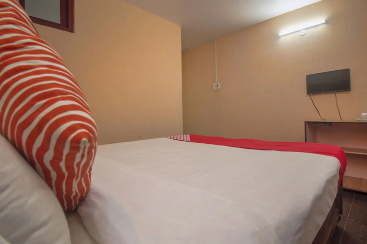 Room 6 of 12