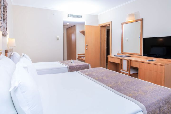 Room 12 of 203