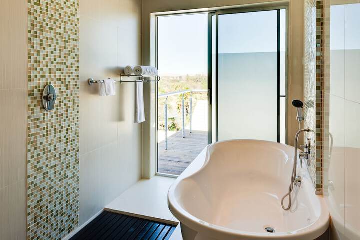 Deep soaking bathtub