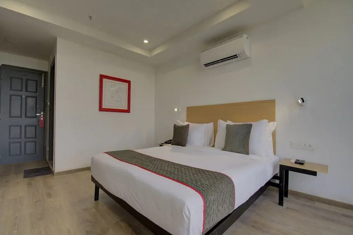 Room 6 of 16