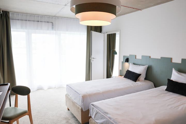 Room 12 of 37