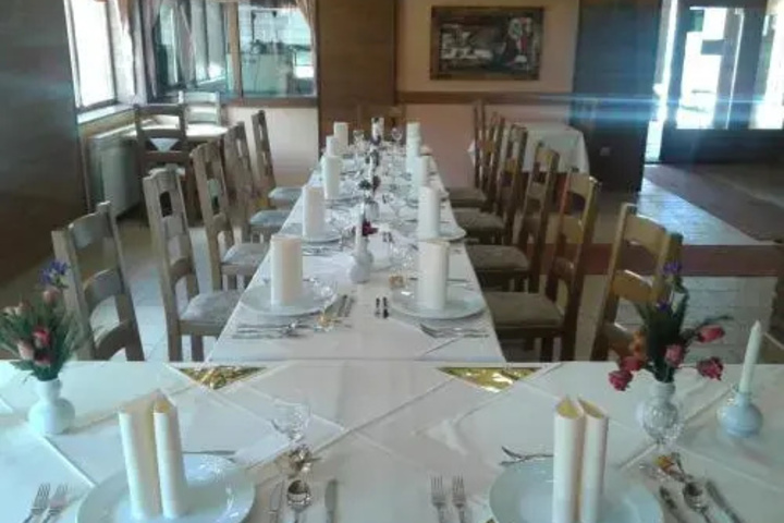 Dining 9 of 12