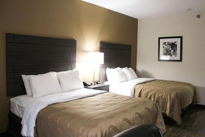 2 Queen Beds (7 of 9)