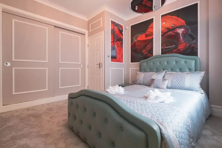 Room 6 of 17