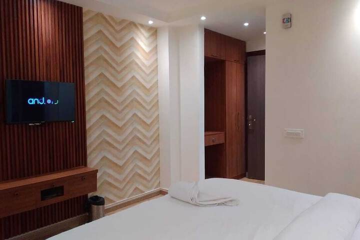 Room 5 of 11