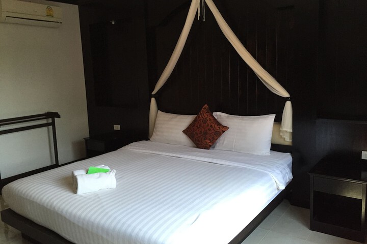 Room 7 of 12