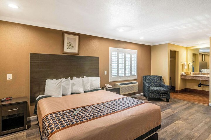 1 King Bed (4 of 15)