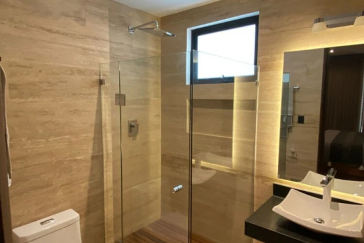 Room 6 of 8