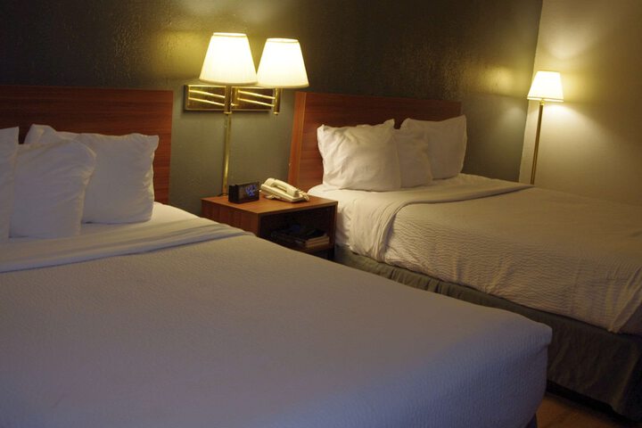 2 Queen Beds (4 of 12)