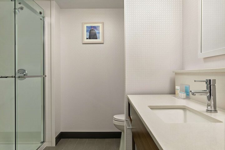 1 King with Glass Shower Hot Breakfast (3 of 6)