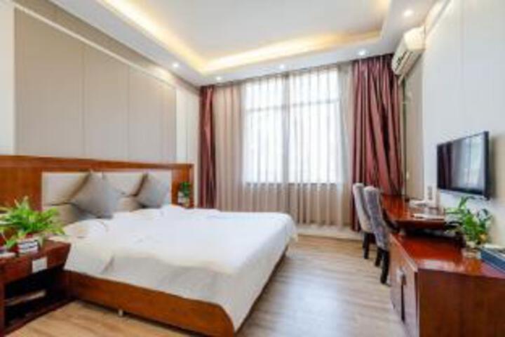 Room 10 of 12