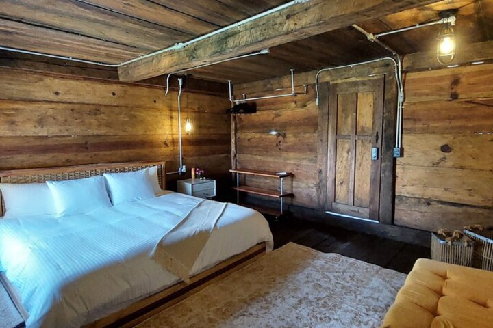 Room 5 of 16