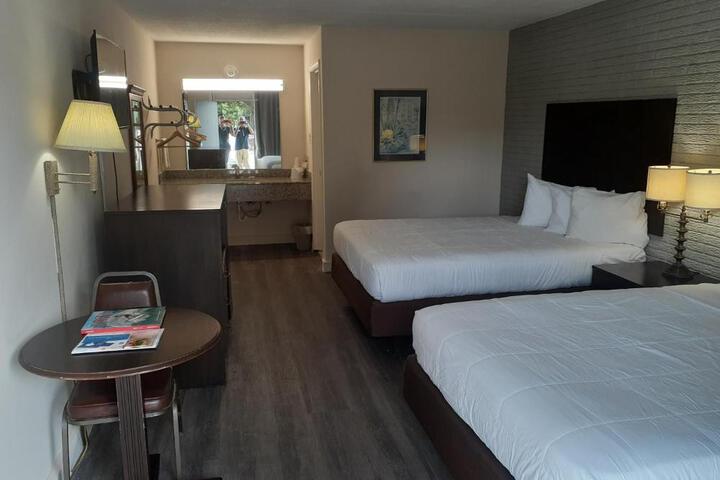 1 Queen Bed Accessible (4 of 12)
