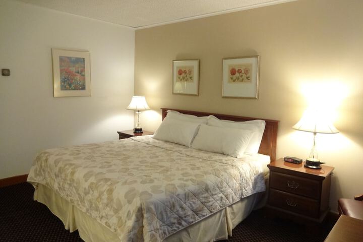 1 King Bed (5 of 5)