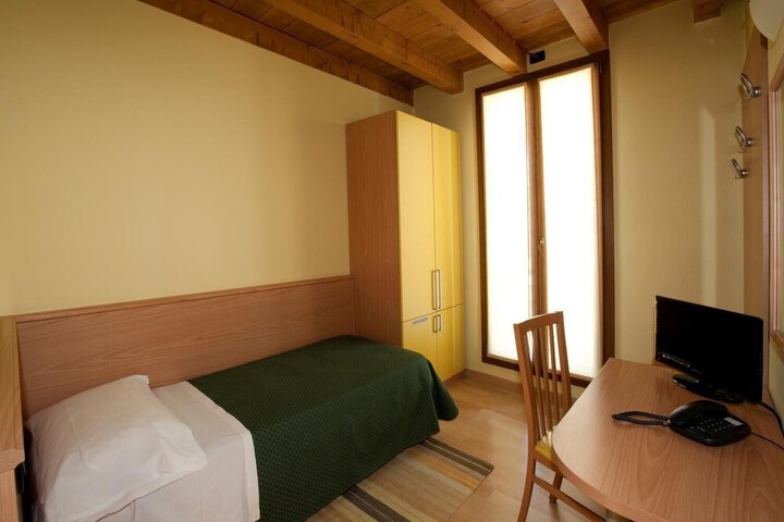 Room 32 of 75