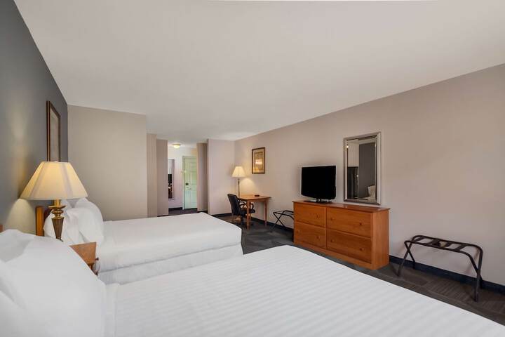 2 Queen Beds Refrigerator High Speed Internet Accessible Coffee Maker, Hairdryer Iron and Ironing Board Full Breakfast (9 of 12)
