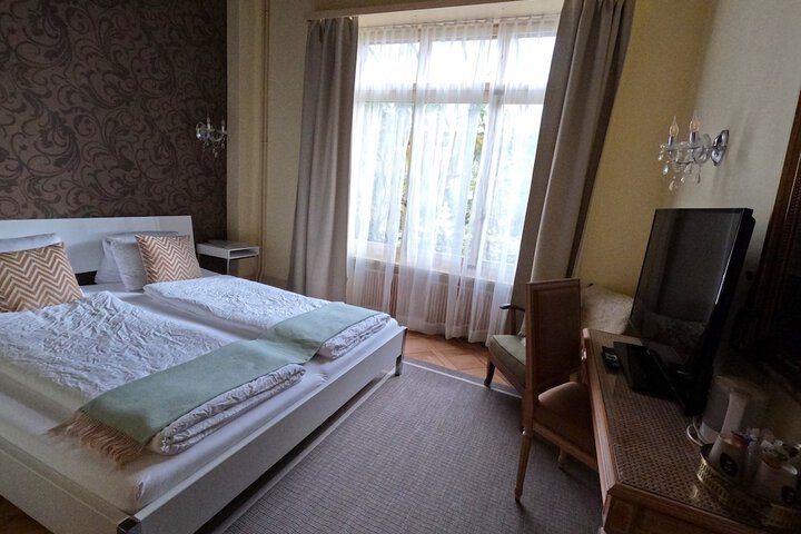 Room 6 of 173