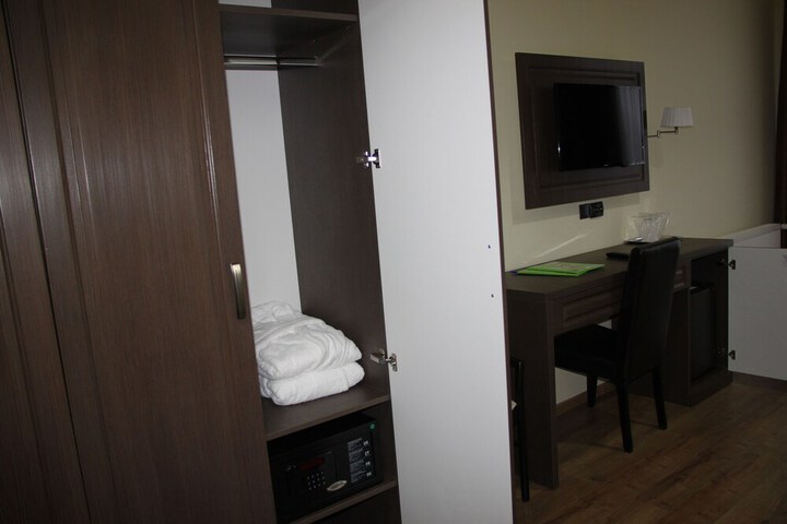 Room 27 of 106