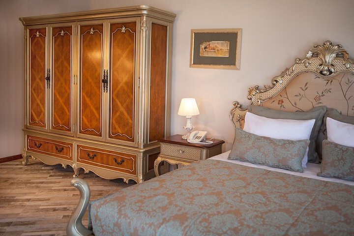 Room 3 of 37
