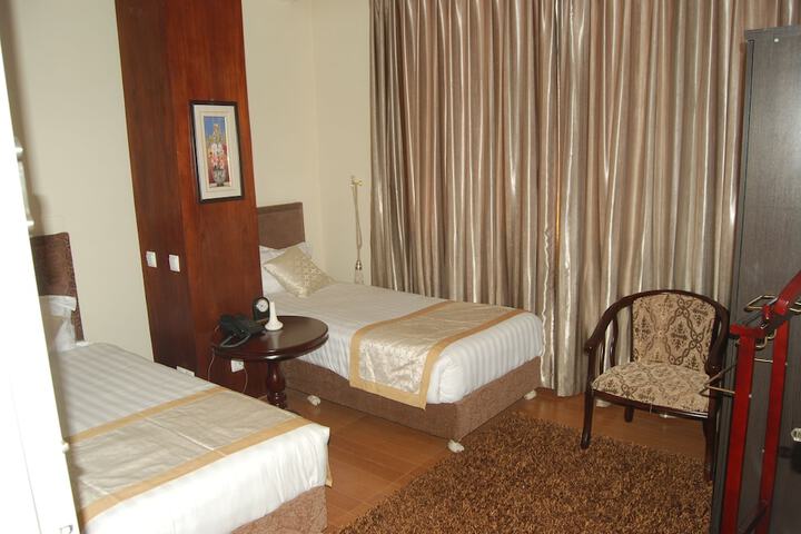 Room 4 of 28