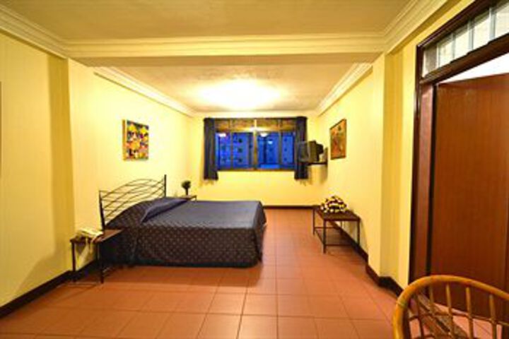 Room 6 of 13