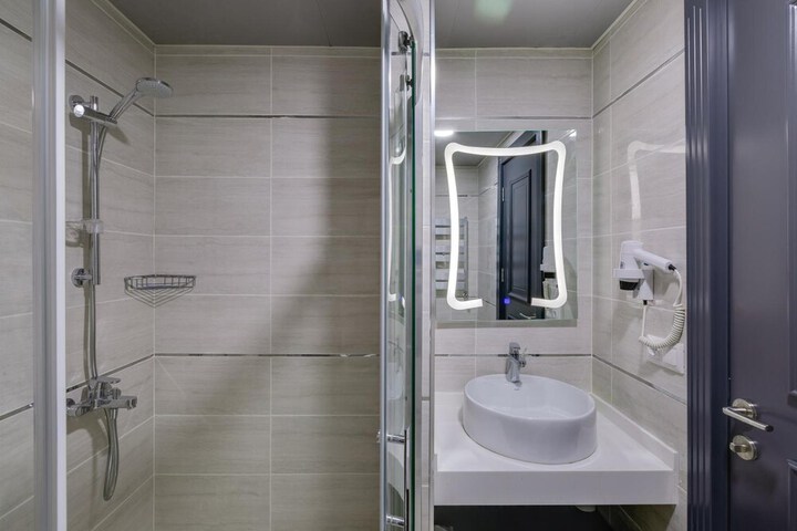 Room 32 of 48