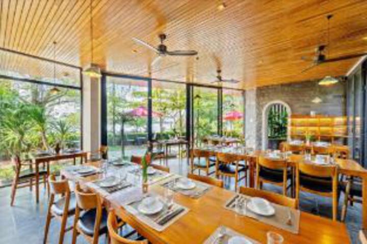 Dining 4 of 23