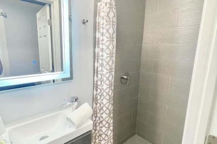 Single Room 1 Double Bed Shared Bathroom (13 of 19)