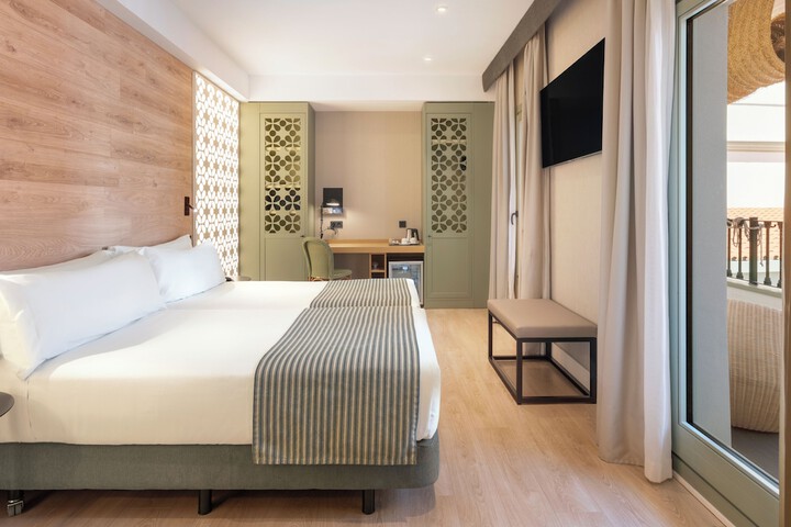 Room 33 of 77
