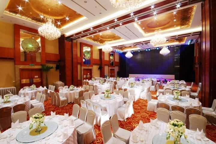 Ballroom/Hall 17 of 22