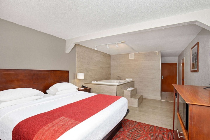 1 King Bed Accessible (16 of 21)