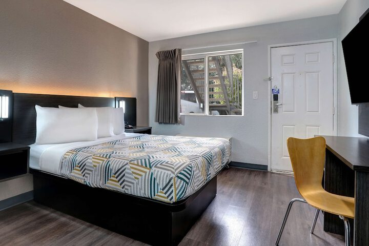 1 Queen Bed Refrigerator (2 of 13)